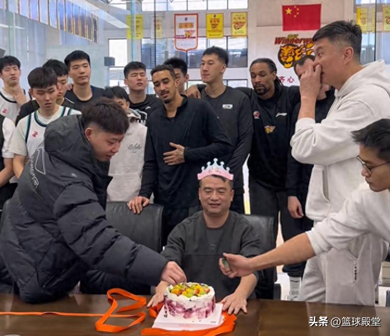 凝聚力拉满！广东为林医生庆生！杜锋讲话致敬，球员砸蛋糕未果！