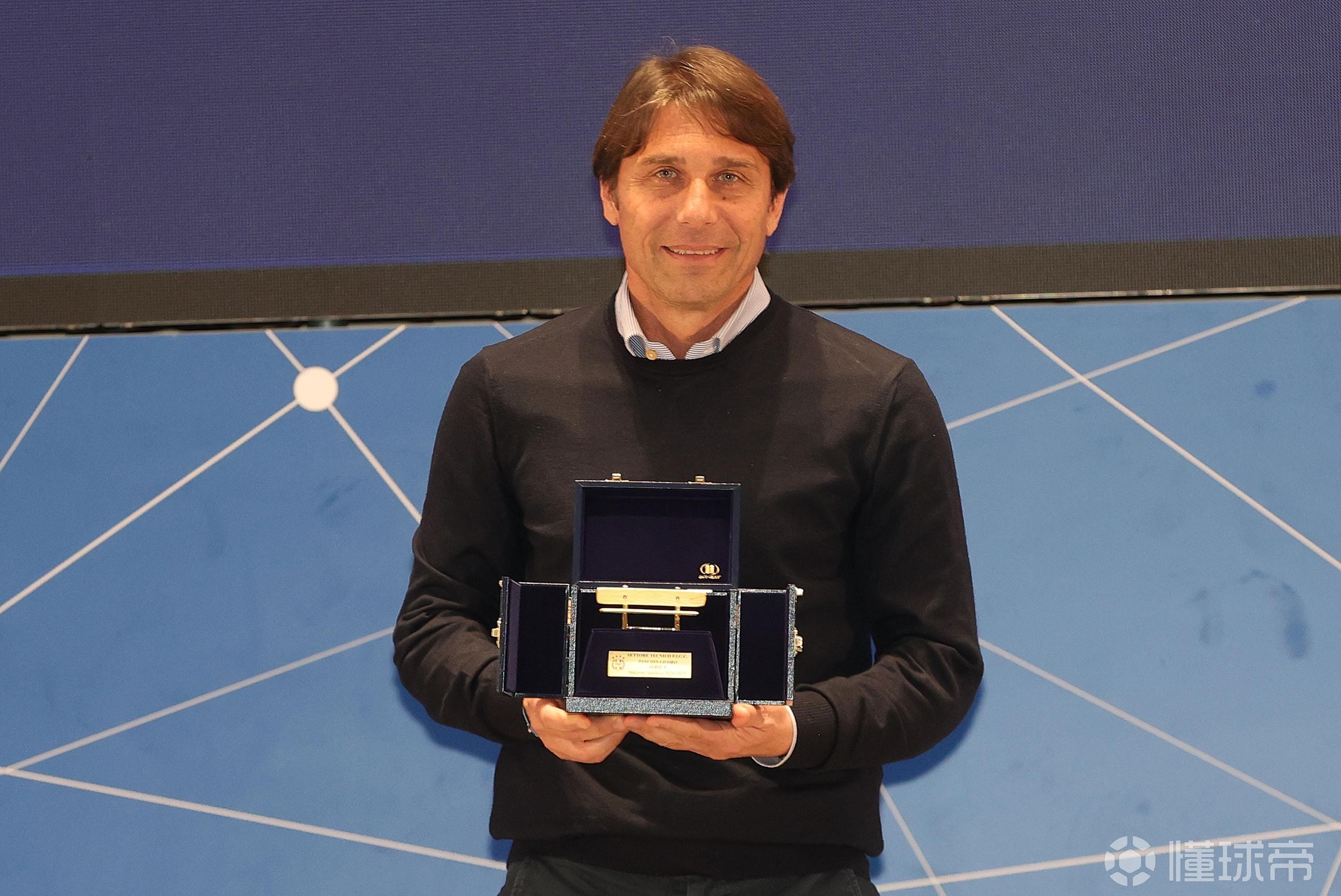 意足协官方：孔蒂荣膺上赛季“金板凳奖”，马雷斯卡获特别奖