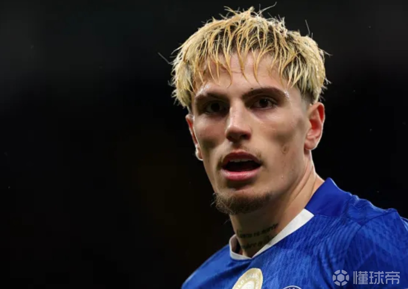 内维尔：加纳乔一直颇具争议，如今在左路信心尽失、狼狈不堪