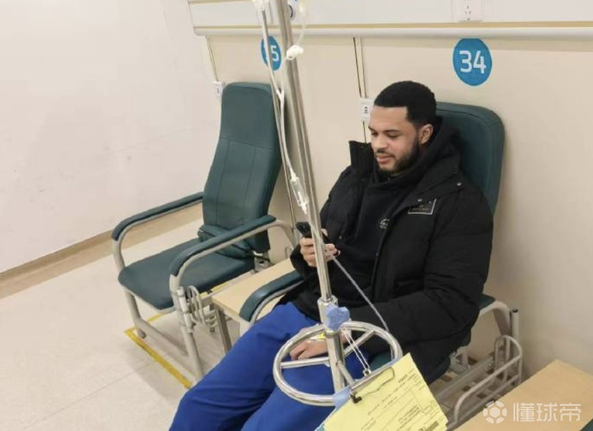 心系球队！外援威瑟斯庞急诊室内打点滴看完青岛队整场比赛